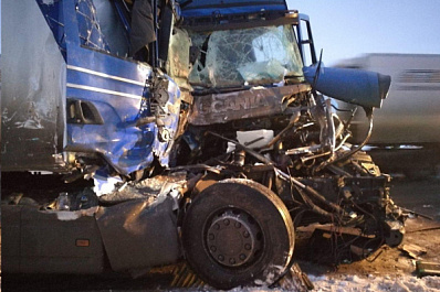 Три фуры столкнулись ночью на трассе М5 "Урал" под Сызранью