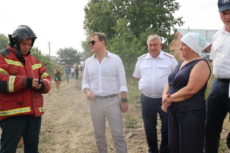 Губернатор Дмитрий Азаров прибыл на место пожара в село Гвардейцы