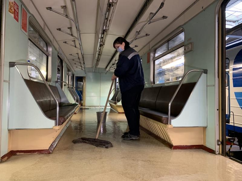  В метро Самары моют вагоны и станции после зимы