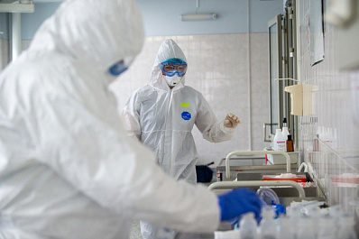 На выплаты медикам, работающим с больными коронавирусом, выделили 9 млрд рублей