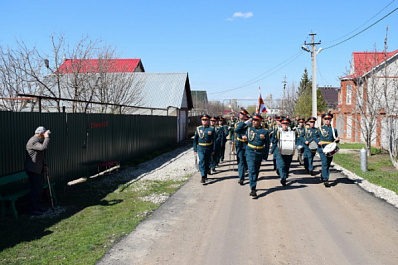 Военные устроили мини-парад у дома 96-летнего фронтовика-артиллериста в Самарской области