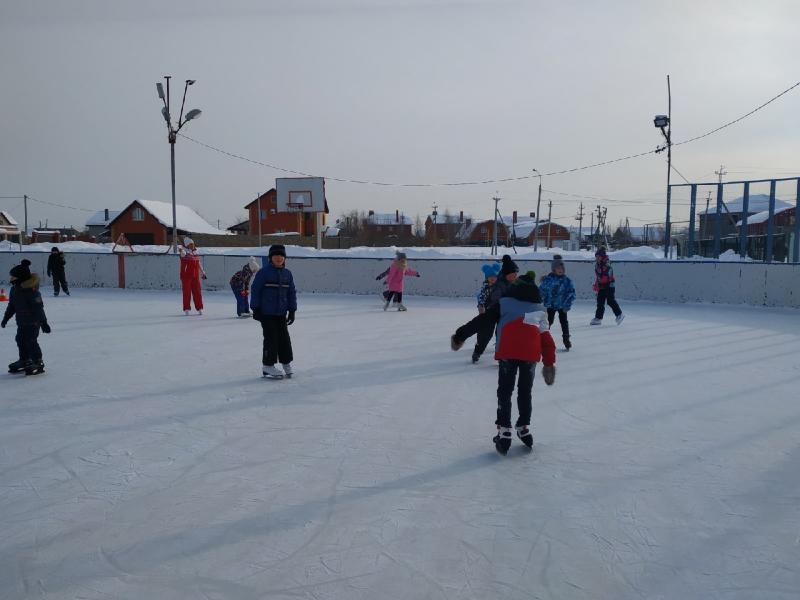 В Самаре на катках проводят бесплатные занятия по фигурному катанию и хоккею