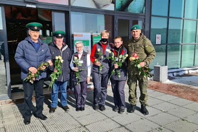 Цветы от губернатора: женщины Тольятти получают поздравления с 8 марта