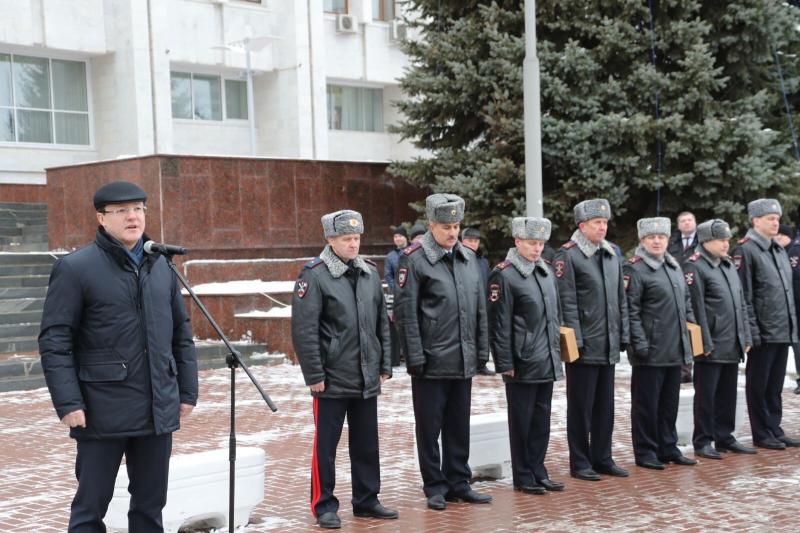 Дмитрий Азаров передал ключи от новых служебных автомобилей сотрудникам полиции