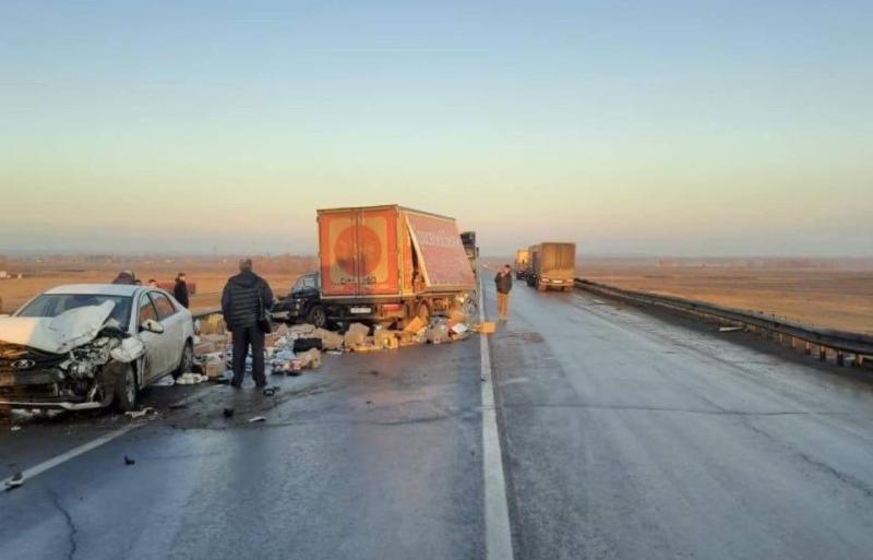 В Самарской области КамАЗ выехал на встречку и снес две легковушки