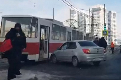 В Самаре на Ташкентской легковушка врезалась в трамвай
