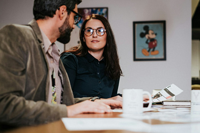 Стало известно, сколько россиян признались в служебном романе