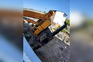 Водителя зажало в кабине: подробности падения автокрана в Тольятти