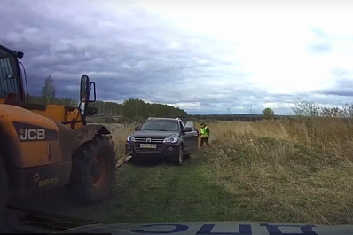В Самарской области полицейские вытащили из болота тонущий автомобиль