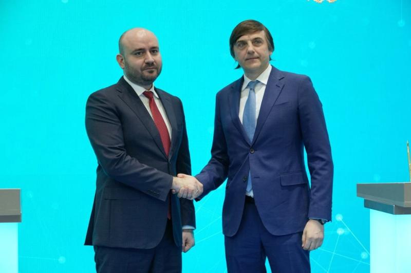 Сергей Кравцов и Ирек Файзуллин посетили стенд Самарской области на ПМЭФ