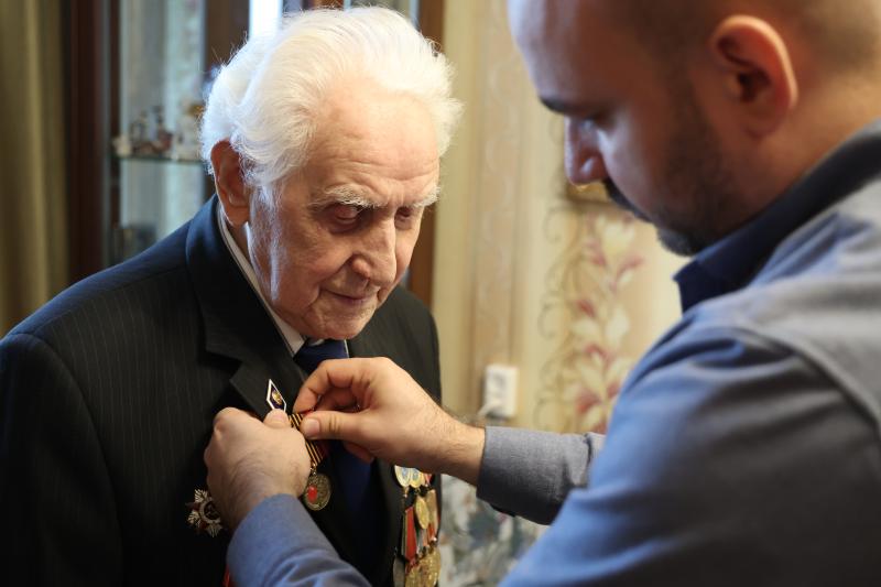 Губернатор Вячеслав Федорищев передал ветерану Великой Отечественной войны награду в честь 80-летия Победы