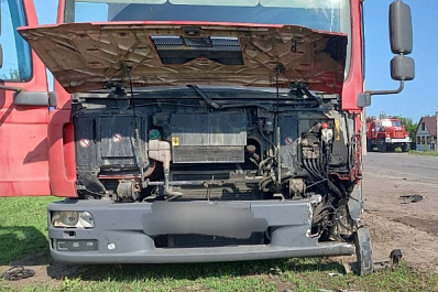 В Самарской области утром 18 июля на трассе столкнулись большегруз MAN и "Приора"