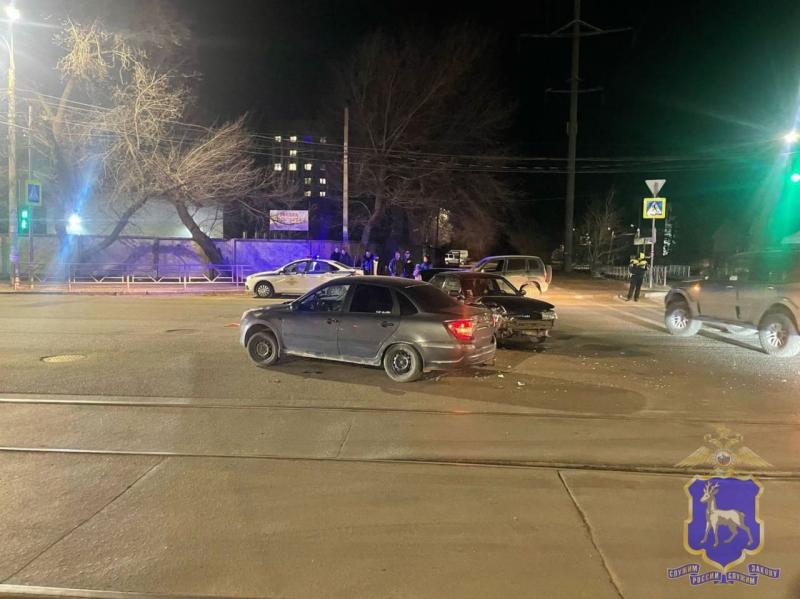 Женщина пострадала при столкновении двух легковушек в Самаре