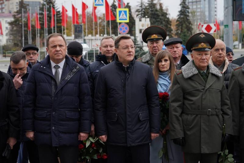 Игорь Комаров и Дмитрий Азаров открыли мемориальную доску командующему военным парадом 7 ноября 1941 года в Куйбышеве генералу Пуркаеву
