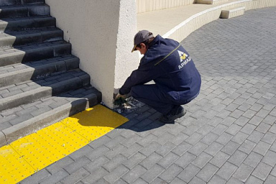 В Сызрани реконструируют просевшую плитку на тротуарах