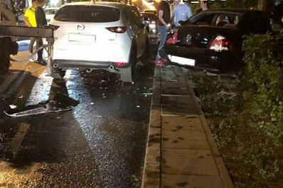 Забыл убрать опору: в Самаре эвакуатор протаранил иномарки