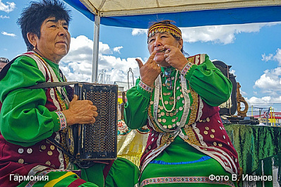 В Самаре на склоне площади Славы открылась цифровая выставка фотографий, посвященная Дню работников культуры и Дню театра