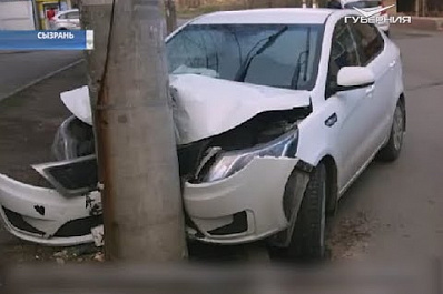 В Сызрани дерзкий гонщик не рассчитал траекторию и врезался в столб 