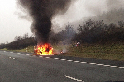 Полыхающая иномарка заблокировала трассу к Жигулёвской ГЭС