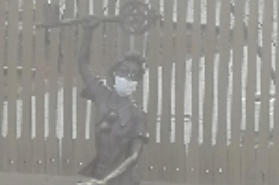 В Самаре на скульптуры надели защитные маски