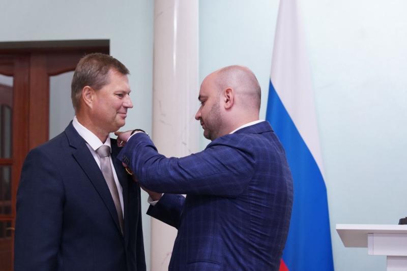 Вячеслав Федорищев вручил награды ветеранам и работникам строительной отрасли Самарской области