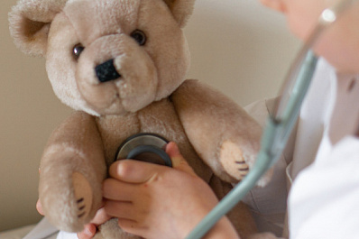 В Тольятти 7-летняя пациентка сломала плечо во время прогулки около больницы