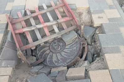 Самарцы сообщили об огромной яме около площади Куйбышева