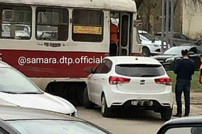 В Самаре иномарка протаранила трамвай
