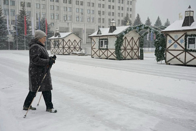 Избежать падения при гололеде помогут специальная обувь и пластырь