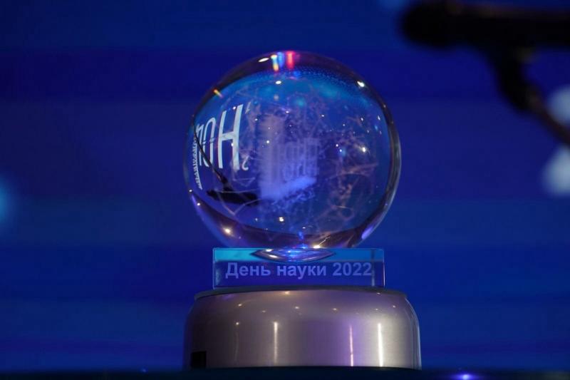 Дмитрий Азаров наградил лауреатов премии "Инженерия будущего"