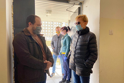 Елена Лапушкина проинспектировала дезинфекцию подъездов в Самаре
