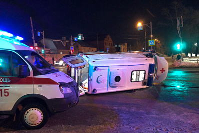 "Скорая лежит на боку": в Самаре на улице Авроры произошла авария   