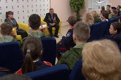 Самарские школьники и участники военно-патриотических организаций пообщались с человеком-легендой