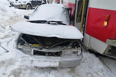 Два человека пострадали в столкновении "десятки" и трамвая в Самаре