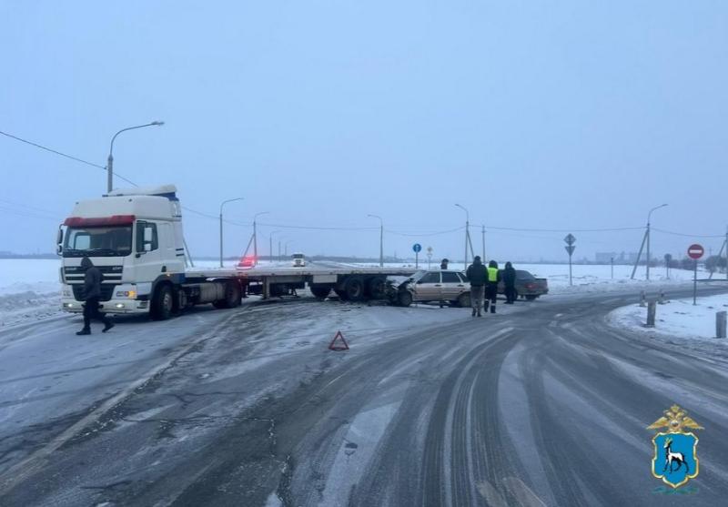 В Самарской области на трассе "Калина" на скорости вылетела в кювет и опрокинулась