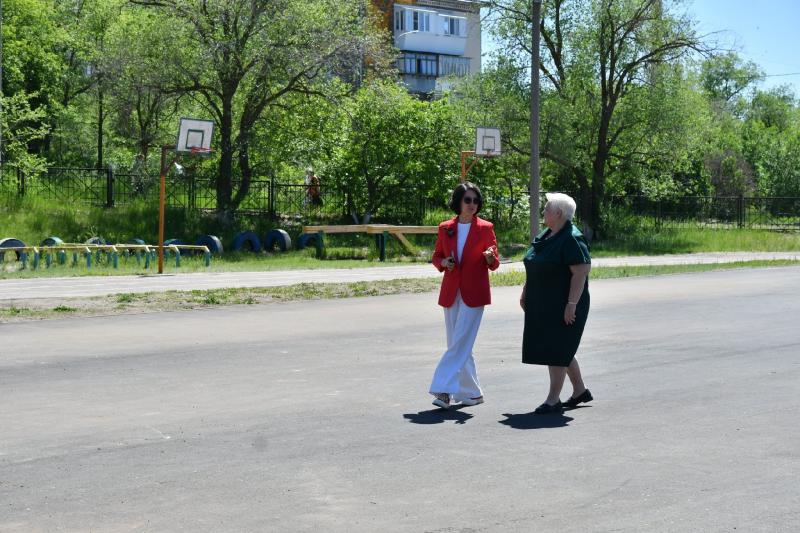 Завлекают в спорт: в Прибрежном строят универсальную площадку