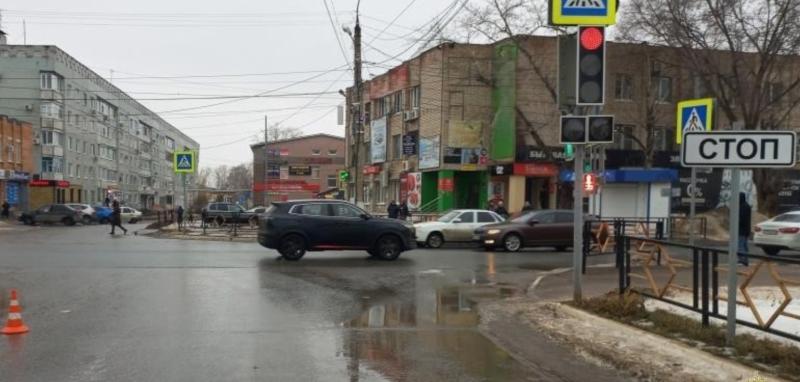 В Самаре иномарка на скорости врезалась в стоящую на светофоре "Гранту"