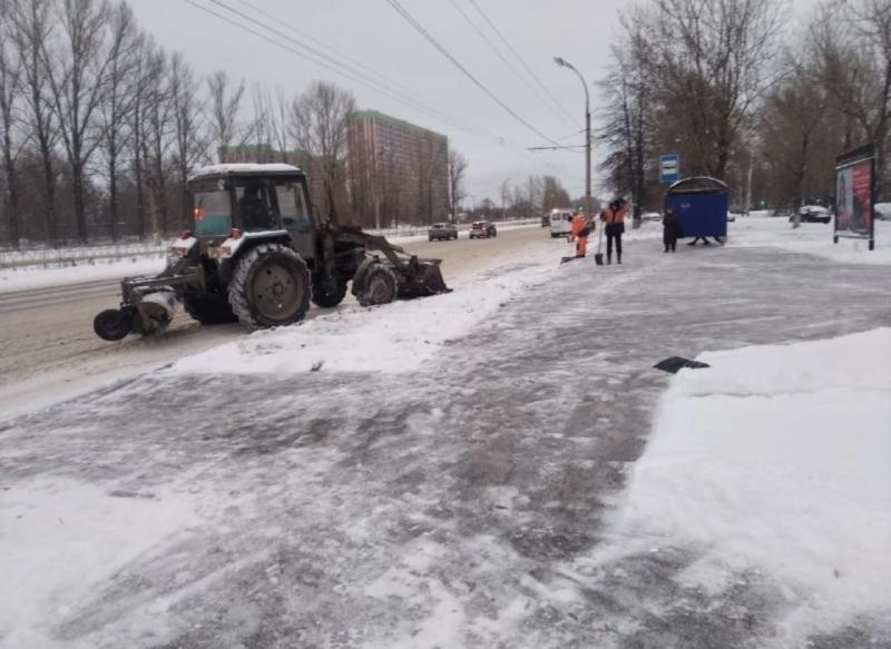 С последствиями снегопада в Тольятти борются круглосуточно