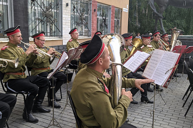 В Самаре напротив Дома офицеров прошел концерт под открытым небом