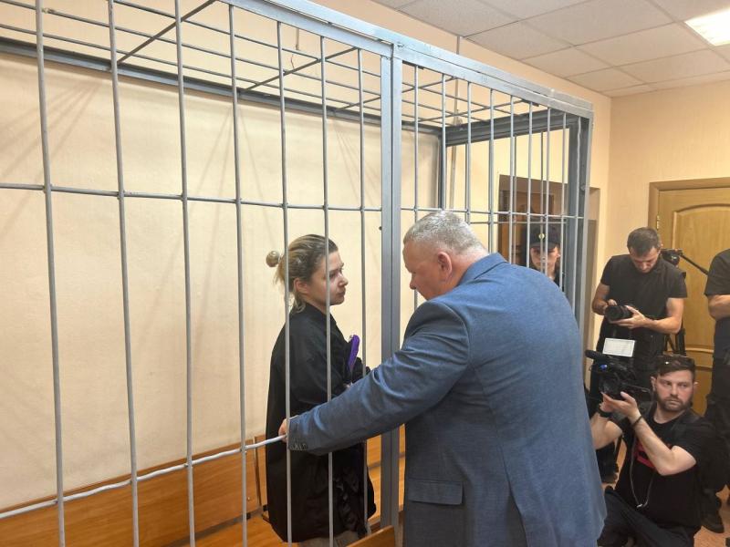 "Сейчас я стараюсь держаться": Екатерина Тархова перед заседанием суда рассказала об отношениях с сыном