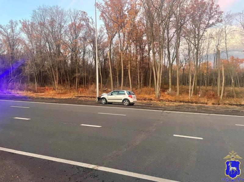 Трое пострадали: в Самаре водитель на Suzuki врезался в столб