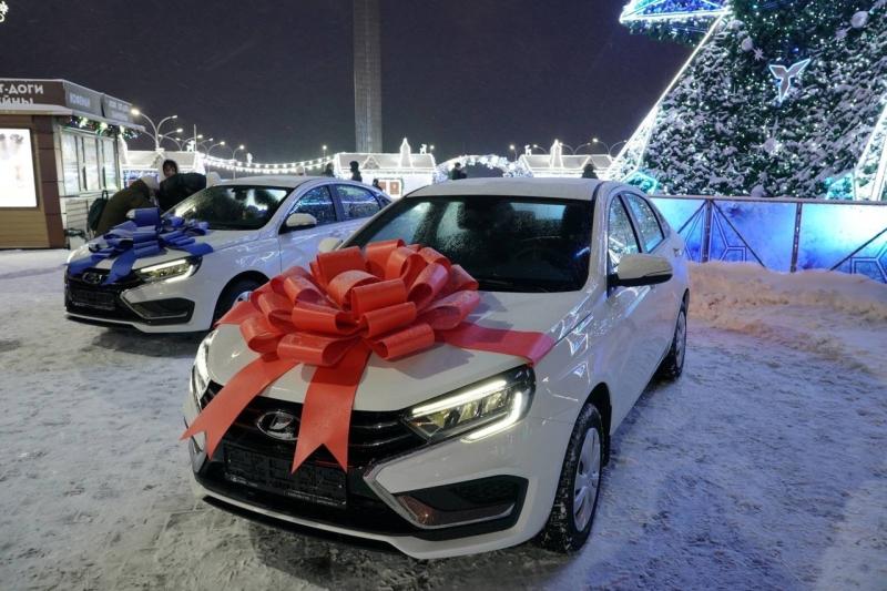 Домой на "Ледниковой" мечте: две многодетные семьи губернии получили в подарок автомобиль