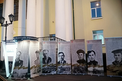 По улицам Тольятти "путешествует" мобильная аллея Героев