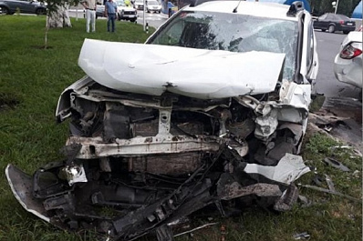 В Тольятти "Гранта" вылетела на встречку и лоб в лоб столкнулась с "Рено"