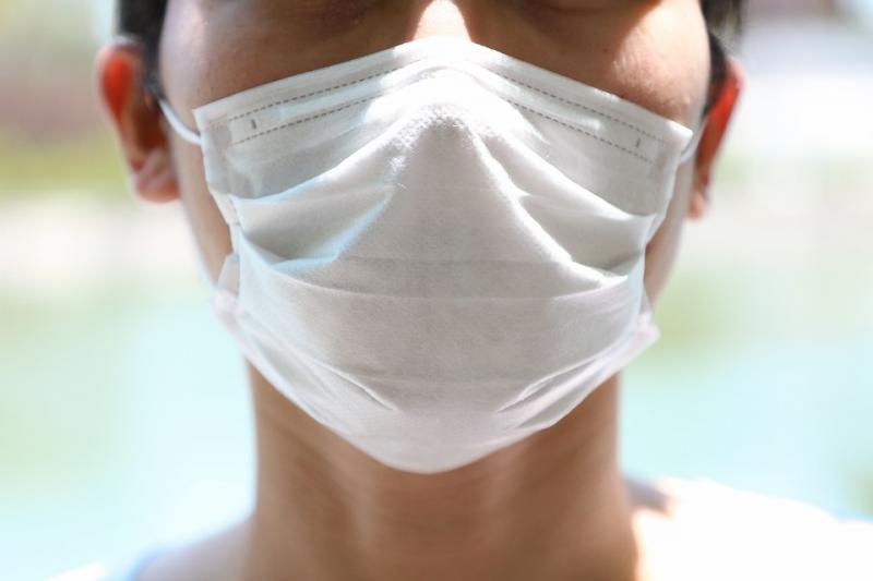 Иммунолог назвал бессмысленным ношение маски на морозе