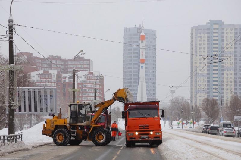 Глава Самары Елена Лапушкина поручила ускорить расчистку крыш и тротуаров от снега