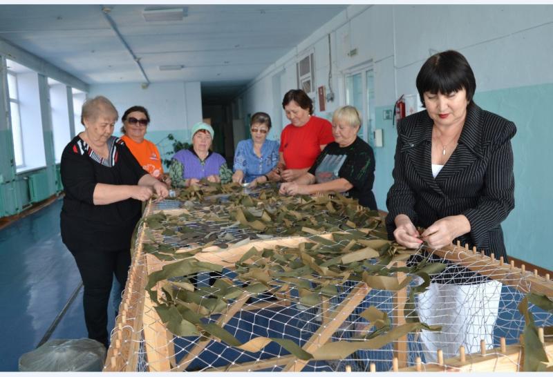 Пожилые люди в Самарской области плетут осенние маскировочные сети для бойцов СВО