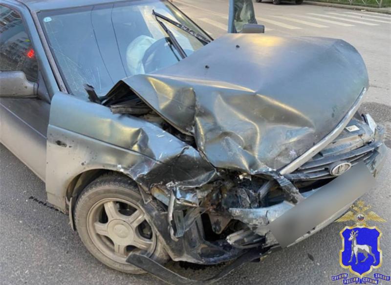 В Самаре на перекрестке столкнулись две "Приоры"