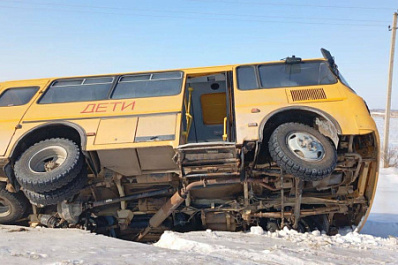 14 февраля на трассе в Самарской области перевернулся школьный автобус