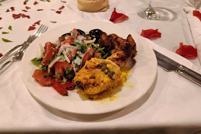 Гастроэнтеролог рассказал, как сохранить здоровье во время новогоднего застолья